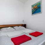 Pensión And With Parking Space - Makarska - 23916