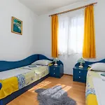 Pensión And With Parking Space - Makarska - 23916