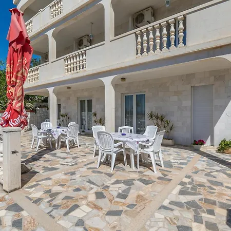And With Parking Space - Makarska - 23916 Pensión 3*